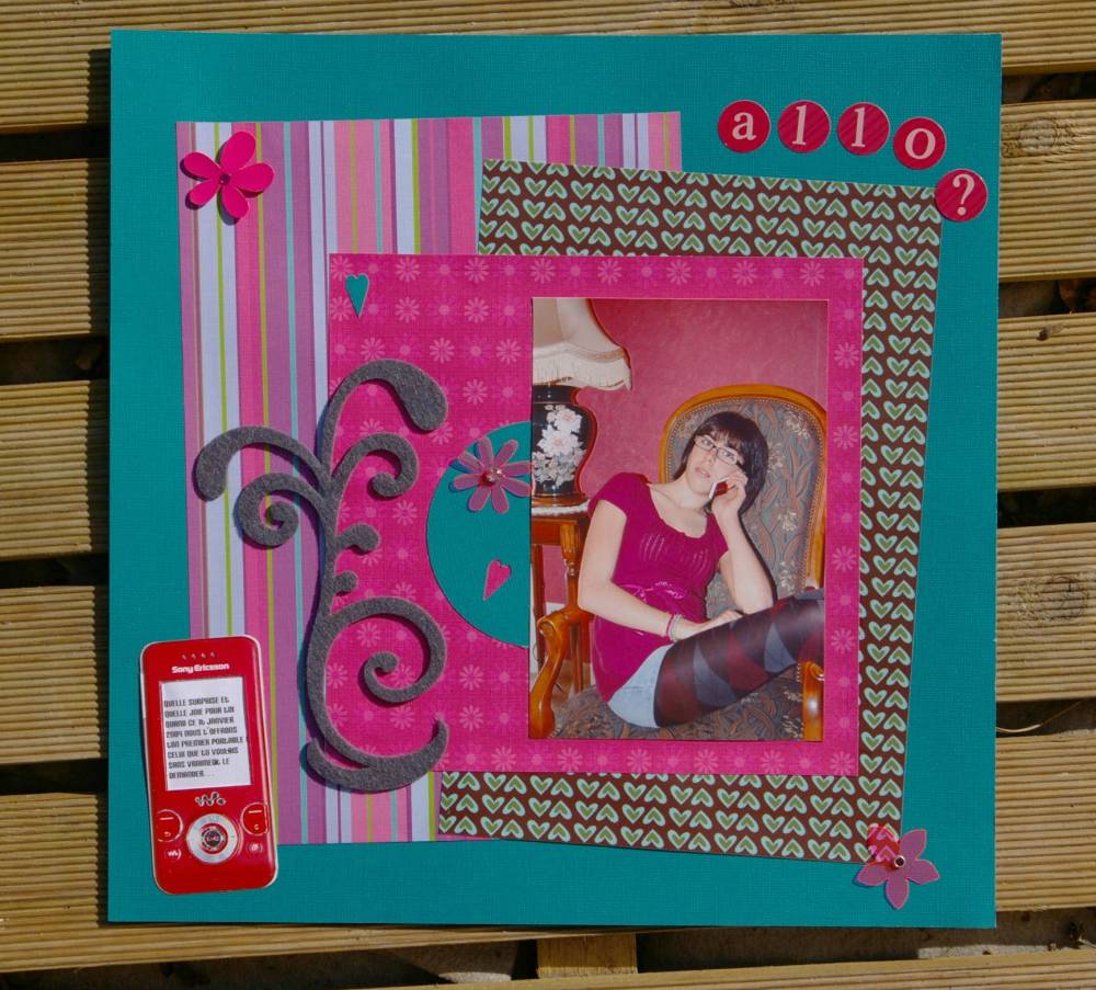 collée au téléphone