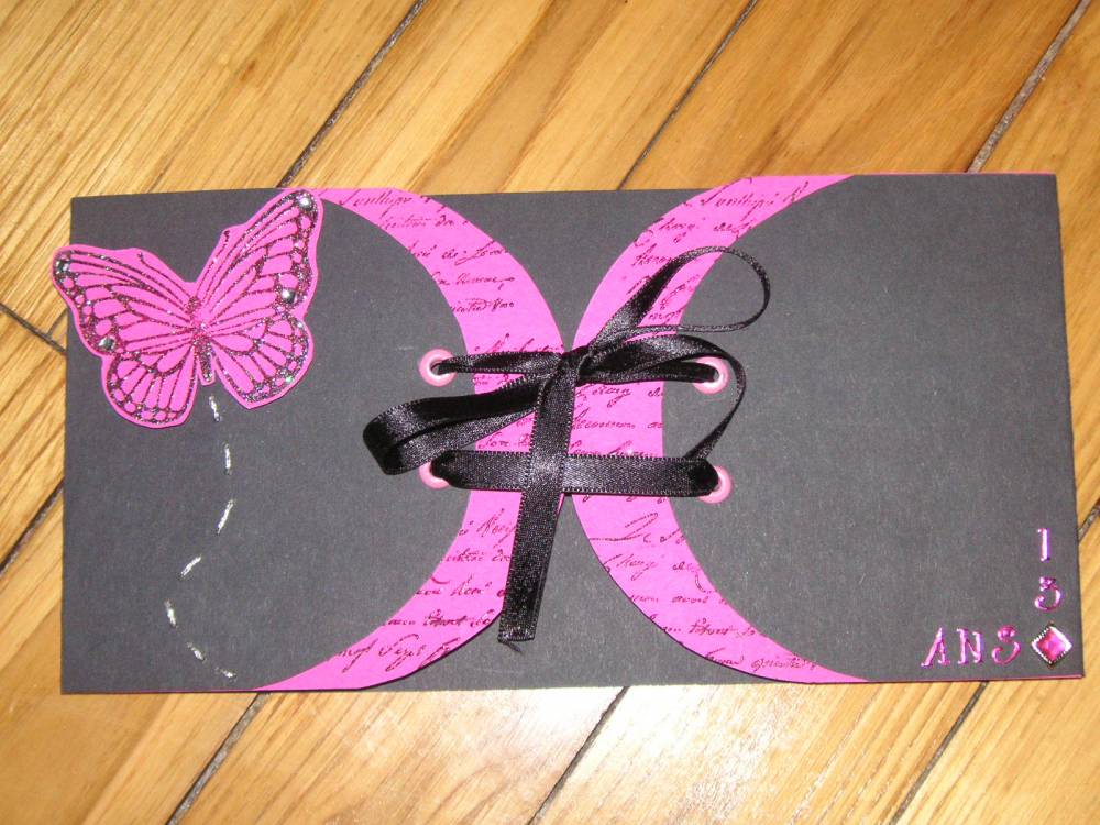 Papillon sur décolleté